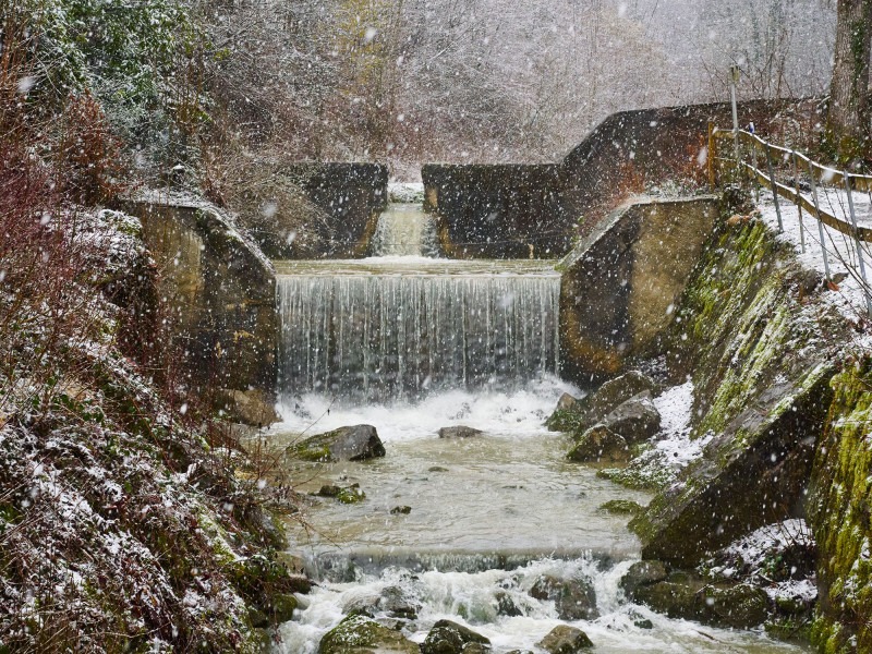 schneefall-wasserfall
